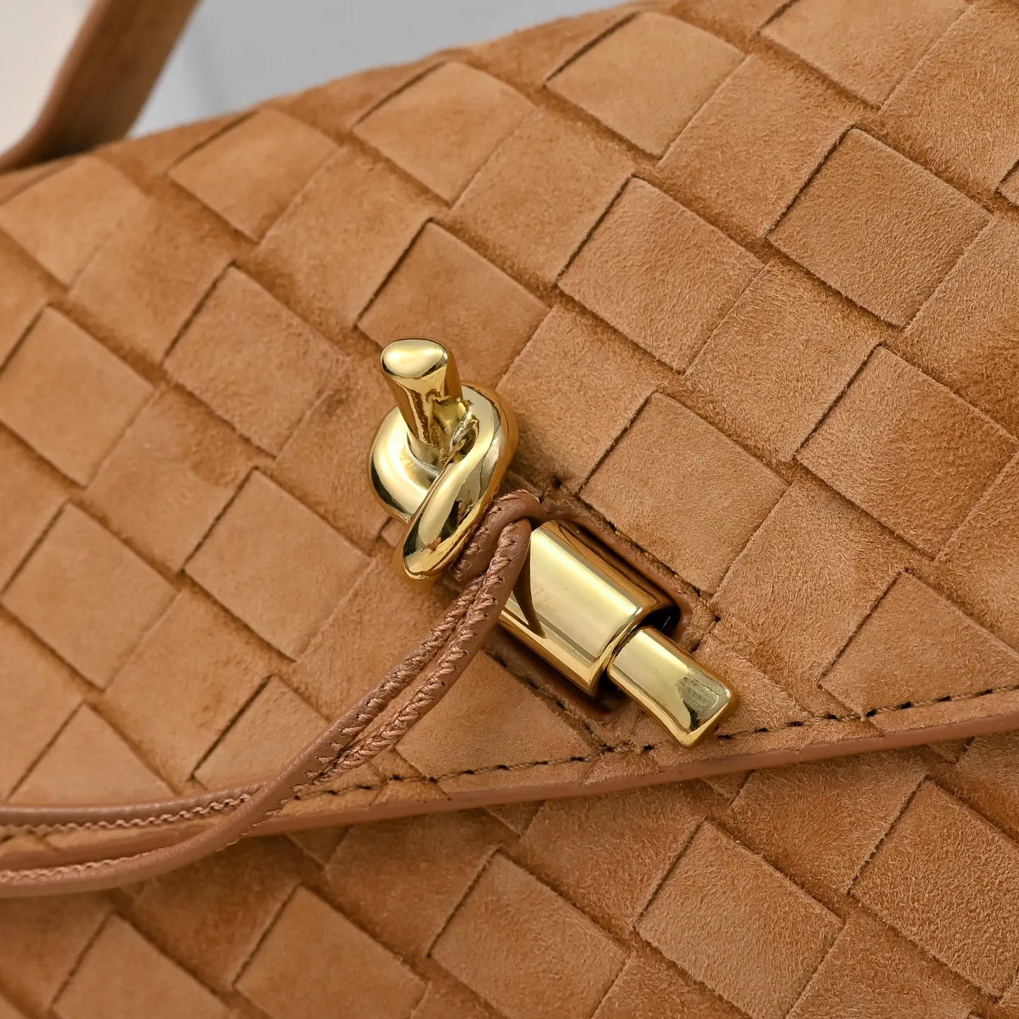 Batch 1360 #Bv Clutch long clutch bag equipped with handles, the design of the clutch bag reflects the exquisite and high-end taste ~ using exquisite craftsmanship intreccio woven suede, it can be held in the hand, carried by hand or under the arm. The metal knot embellishment exudes temperament and nobility ~ , equipped with a zipper compartment inside, it is a good companion for your daily life🧑‍❤️‍💋‍🧑, whether you are walking on the red carpet or attending a dinner, it will add a unique charm to you💞 Model: 1511 Size: 31x13x3